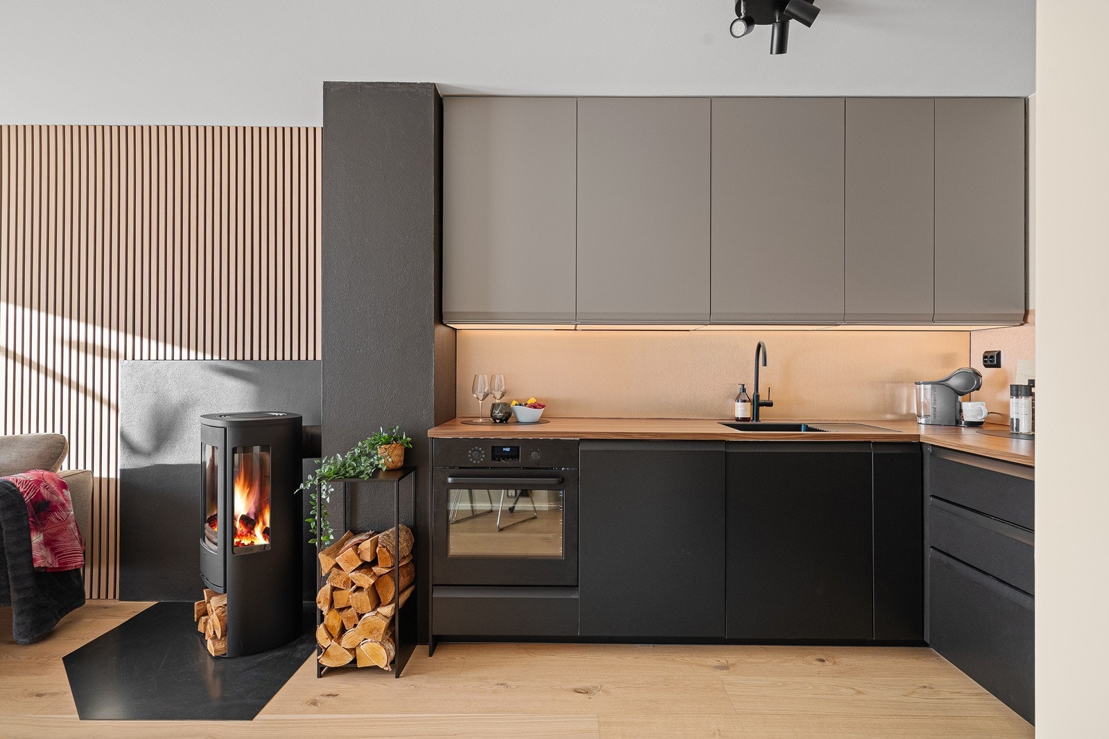 Kjøkken med spennende fargekombinasjon på frontene som gir karakter til rommet. Galleribilde