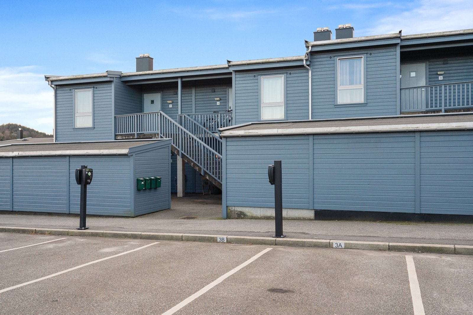 Fast parkering ved inngangsparti. Mulighet for el-lader. Galleribilde