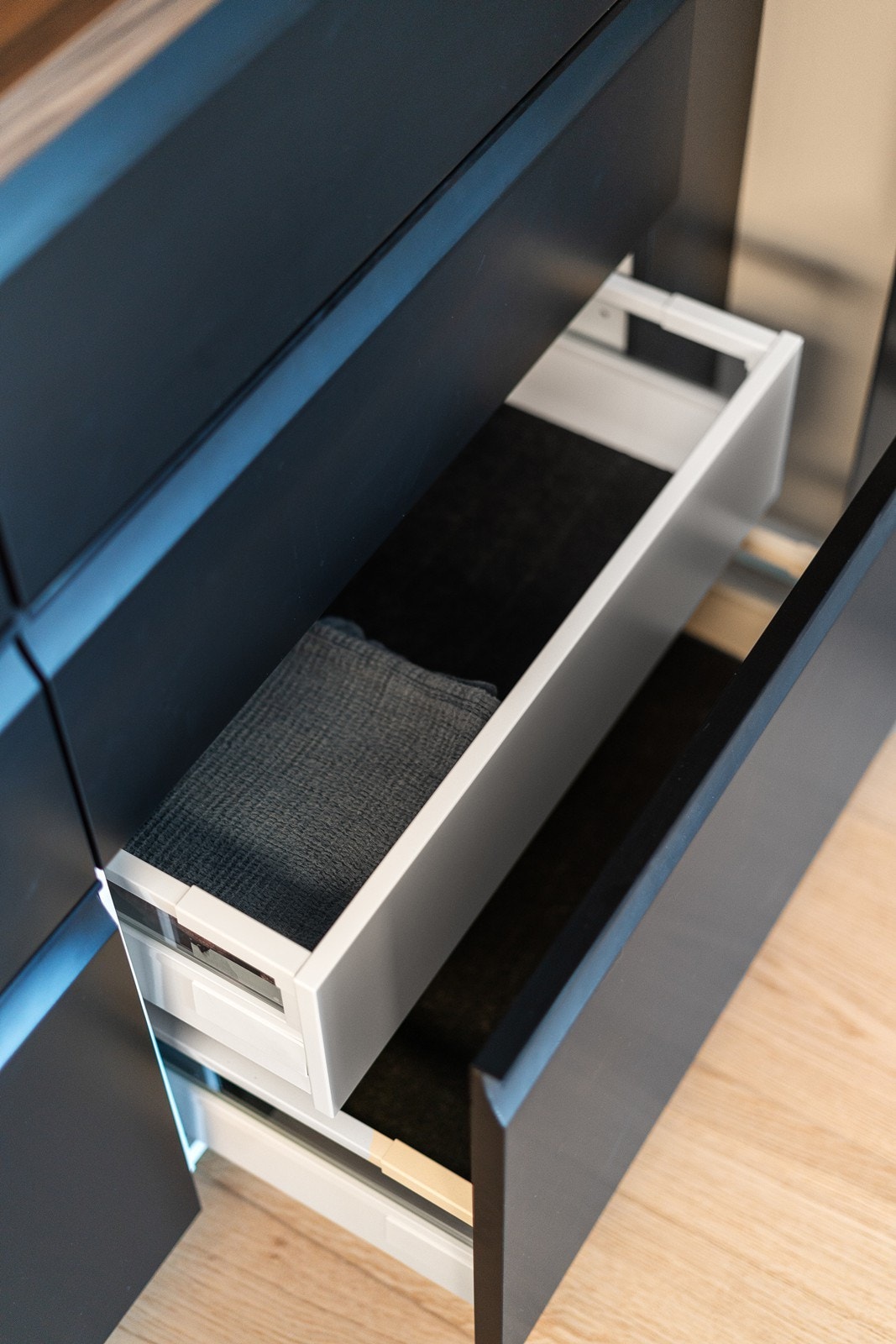 Godt med skap- og benkeplass, samt integrerte hvitevarer som gir en sømløst uttrykk. Galleribilde