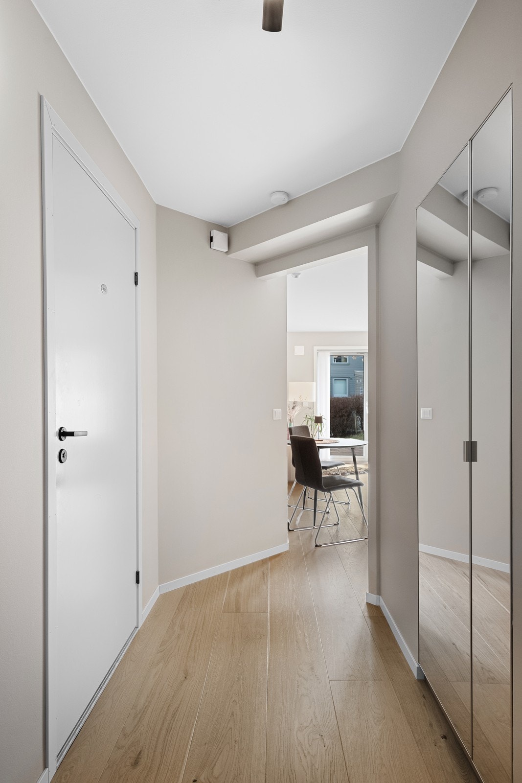 Lys og innbydende entre med god oppbevaringsplass. Galleribilde