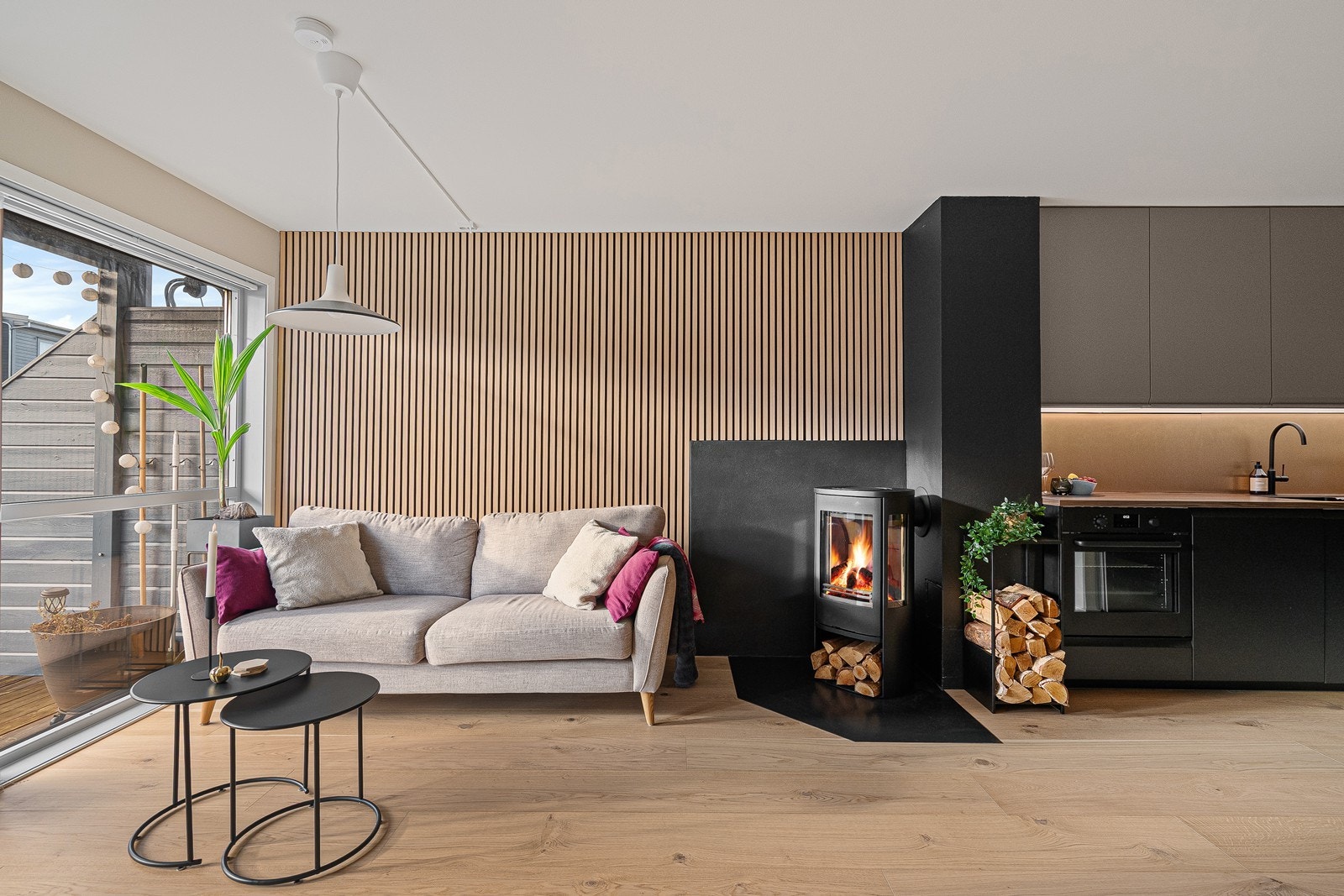 Romslig og tiltalende stue som ligger i åpen løsning til kjøkkenet. Galleribilde