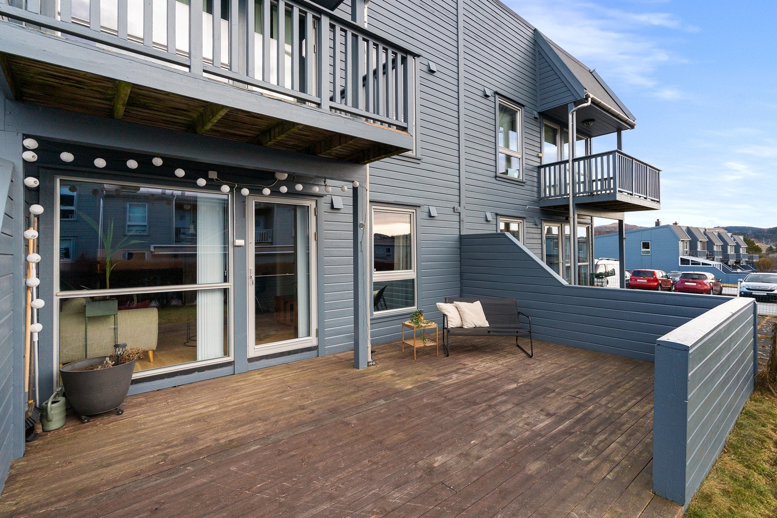 Uteområdet blir en naturlig forlengelse av stuen, og gir ekstra rom til både avslapning og sosiale sammenkomster Galleribilde