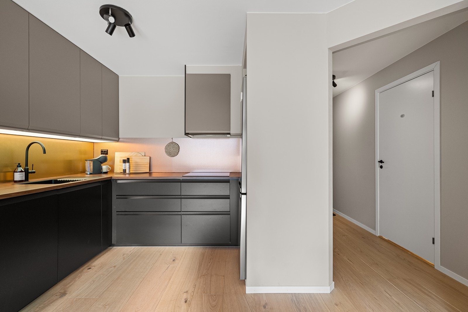 Rett og slett et prima kjøkken for matlaging og oppbevaring, samtidig som det er et estetisk høydepunkt. Galleribilde