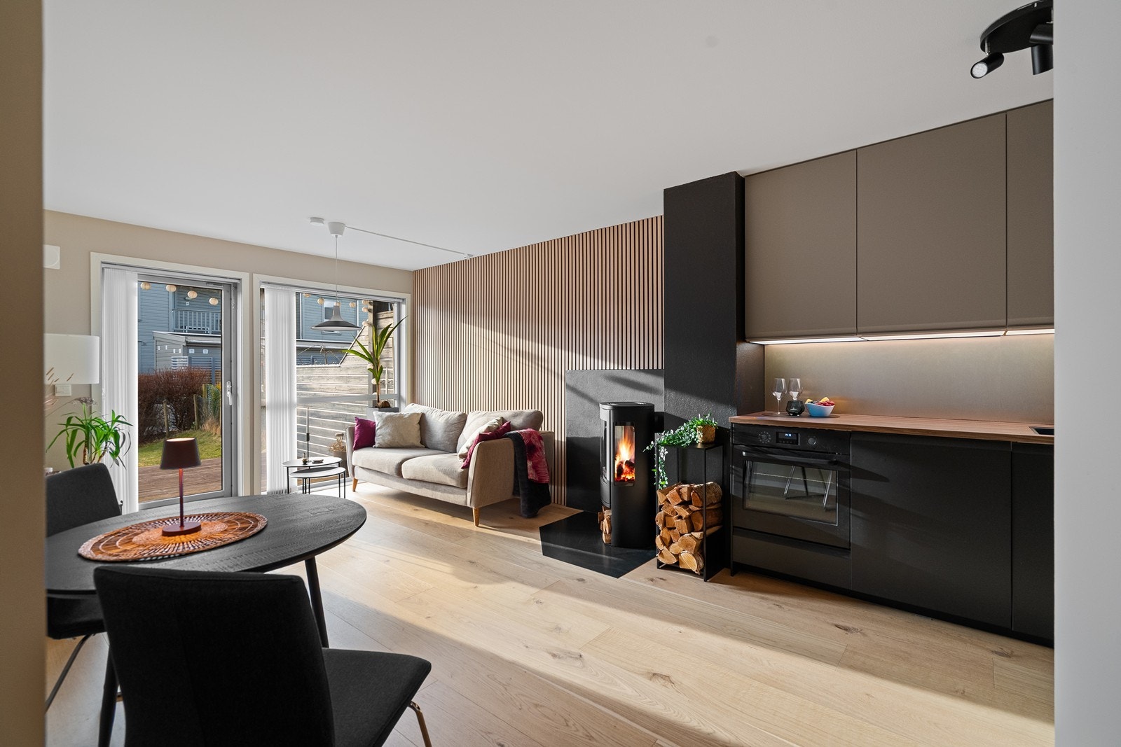 God plass til både sofakrok og et lite spisebord. Galleribilde