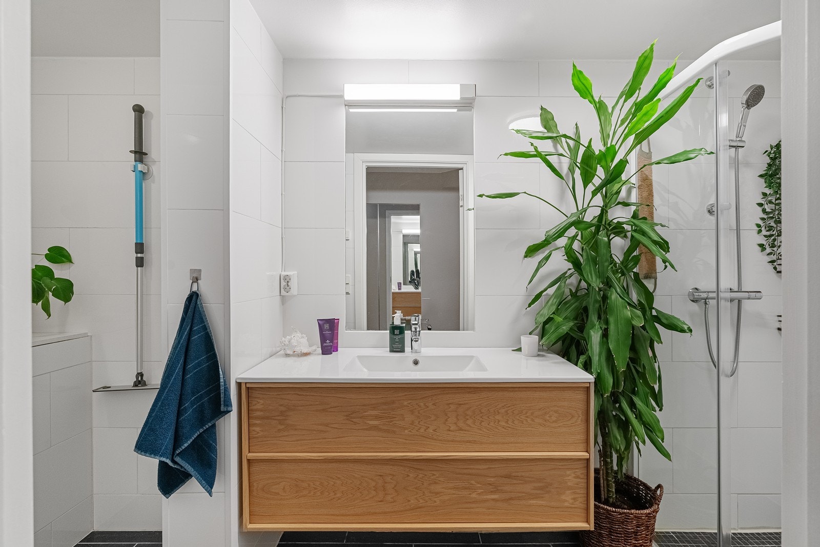 Stilrent bad med 30x60 fliser som gir et moderne og helhetlig uttrykk. Galleribilde