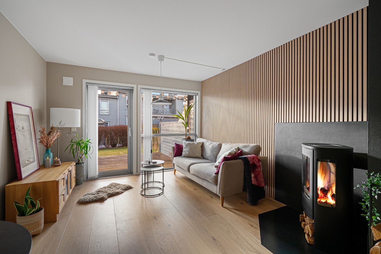 Stuen er stilren med store vindusflater som gir naturlig lys og skaper god romfølelse. Galleribilde