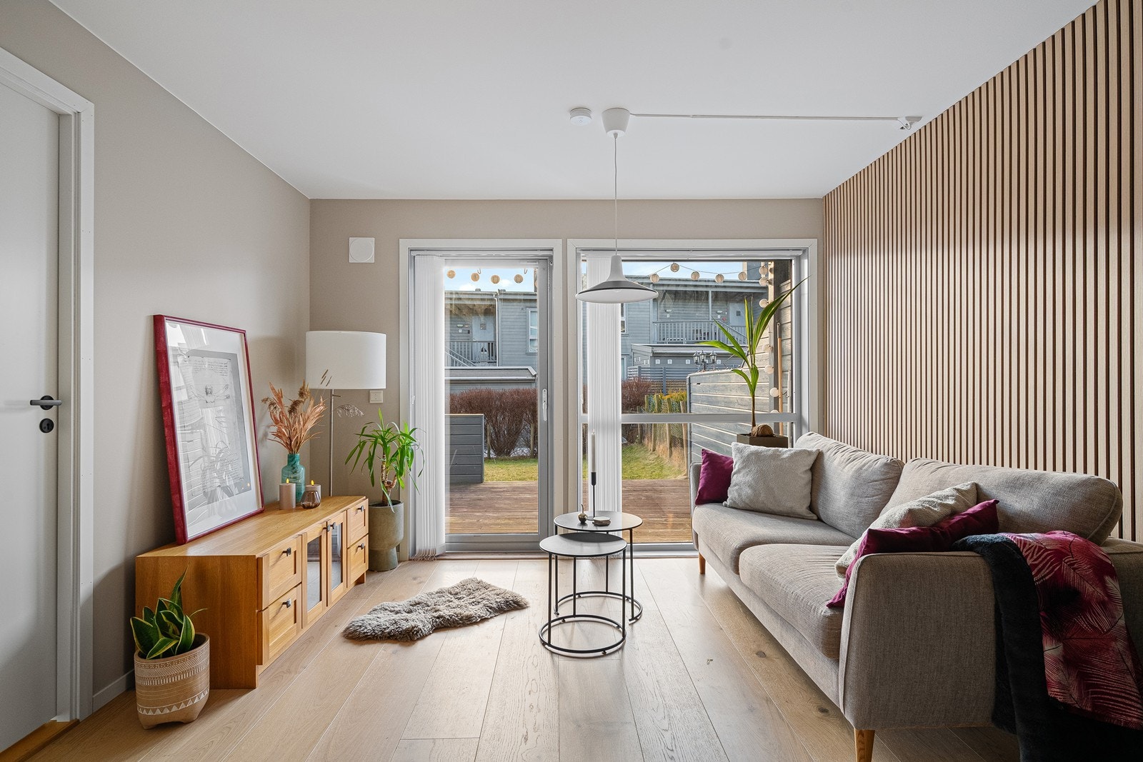 Åpen stue- og kjøkkenløsning - perfekt for både hverdag og sosiale lag. Galleribilde