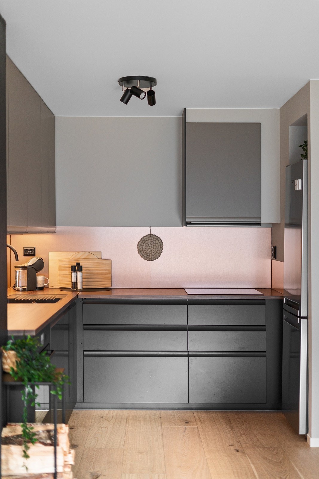 Diskré belysning under overskapene gir både stemning og funksjon. Galleribilde