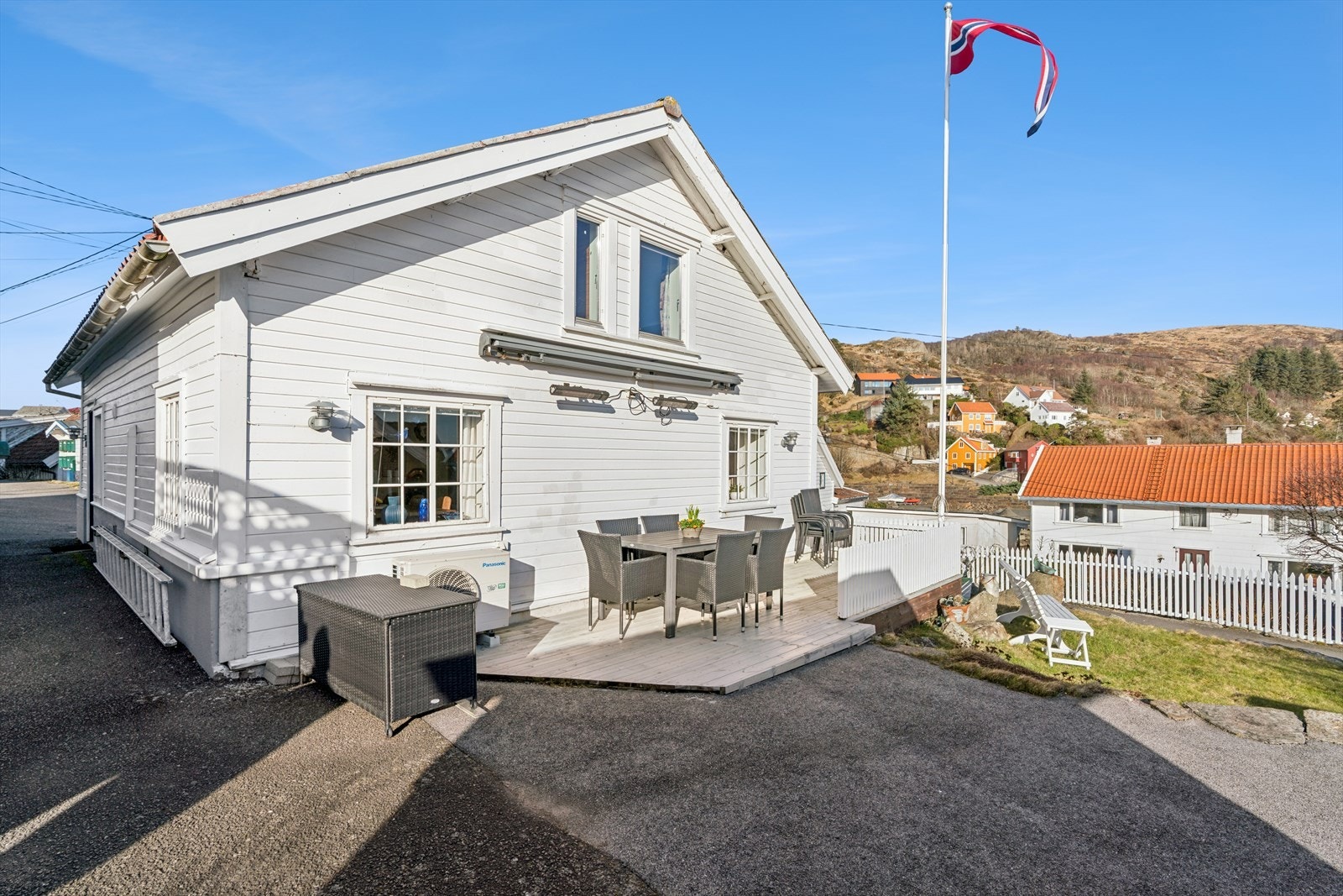 Den koselige og skjermede hagen gir gode soner for å nyte solen og den flotte utsikten. Galleribilde