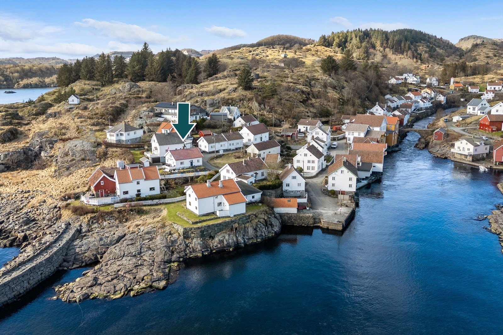 Øvregaten 21 ligger ytterst i idylliske og fredede Sogndalstrand Galleribilde