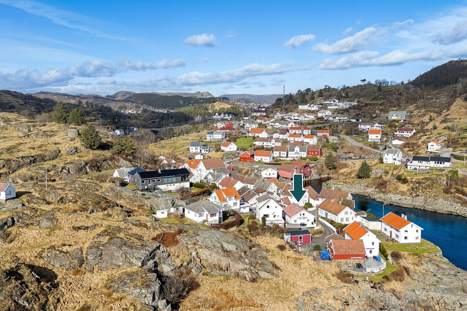 Et levende kystmiljø med unik trehusbebyggelse og vakre omgivelser! Galleribilde