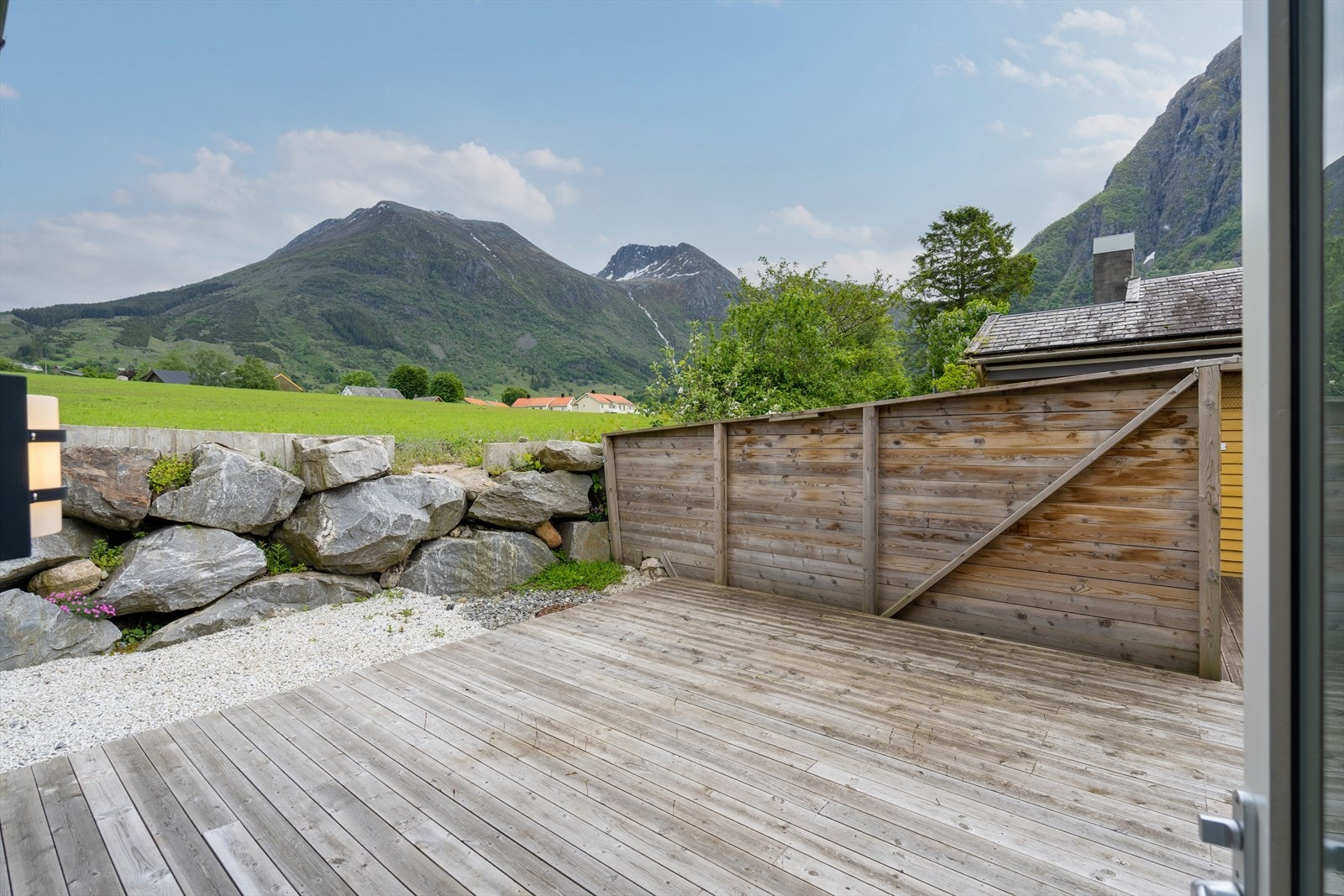Terrasse med fantastisk utsikt mot fjellene Galleribilde