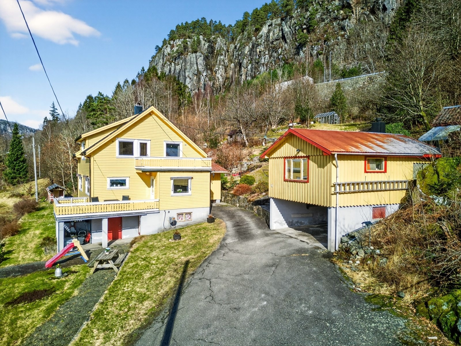 Innkjørsel med god parkering. Egen carport med disponibelt rom i 2.etasje. Galleribilde