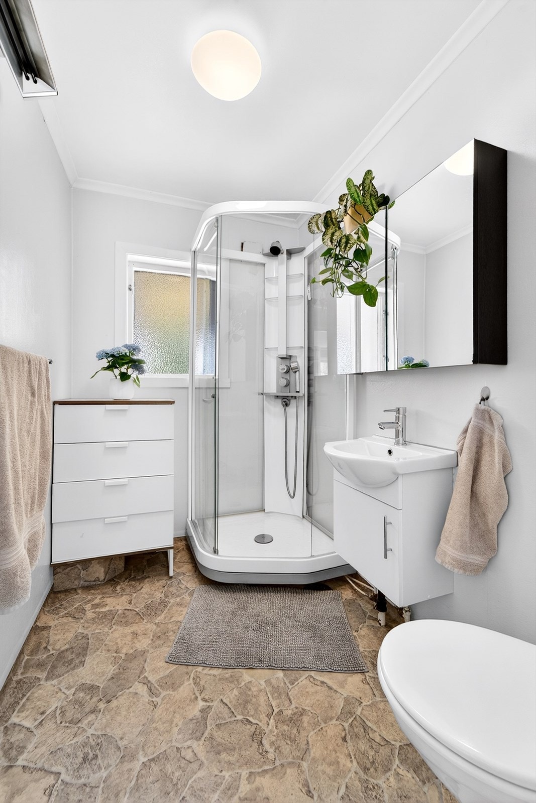 Bad med lys innredning og dusjkabinett. Galleribilde