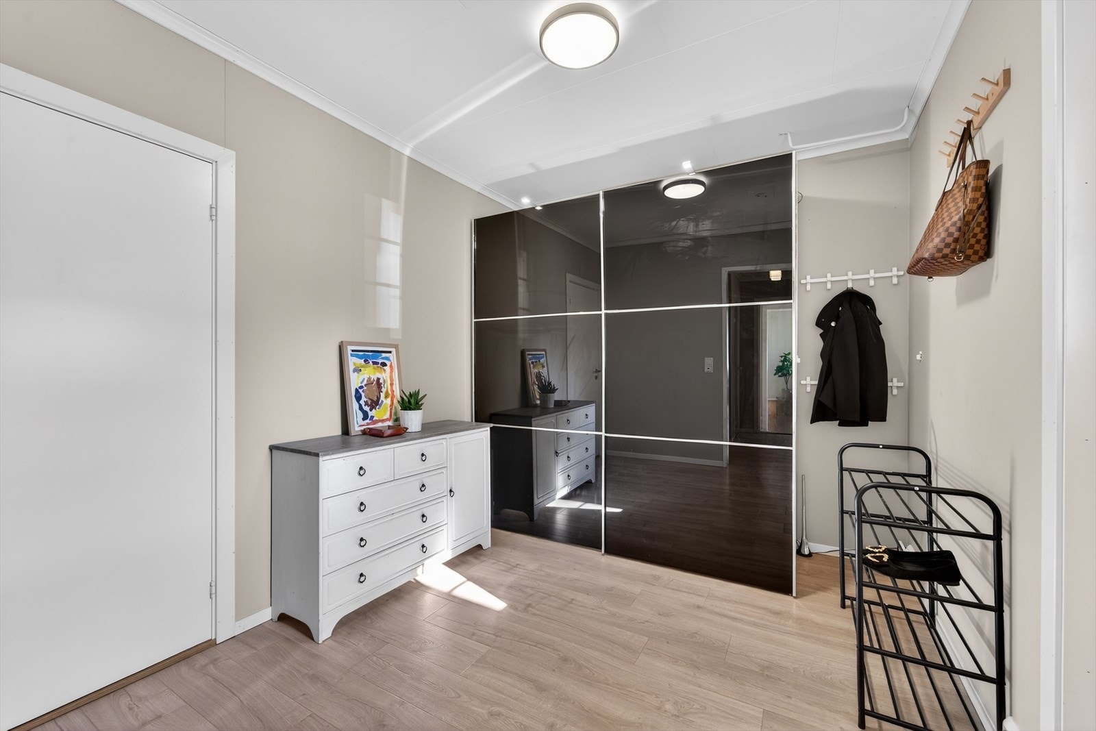 Velkommen inn! Romslig entrè med garderobeplass. Galleribilde