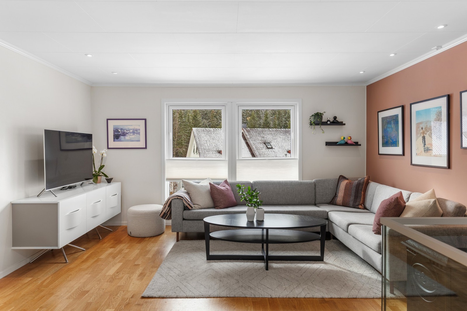 Gjennomlys overetasje med åpen stue-/kjøkkenløsning på til sammen 50 kvm. Galleribilde