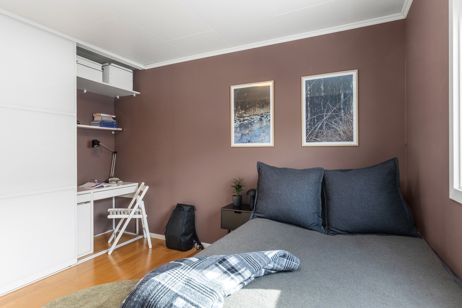 God plass til både dobbeltseng, garderobeløsning og skrivepult. Galleribilde