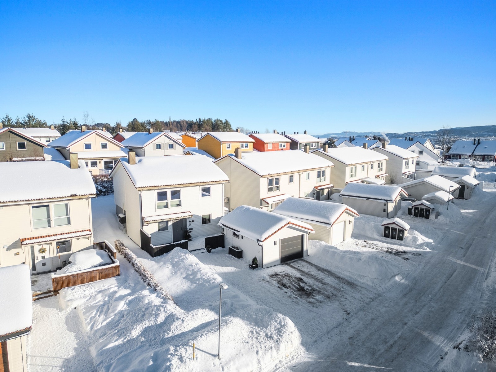 Stavset er et etablert og barnevennlig boligområde preget av mange familieboliger, og med sin nærhet til marka er området perfekt for både aktive par og barnefamilier. Galleribilde