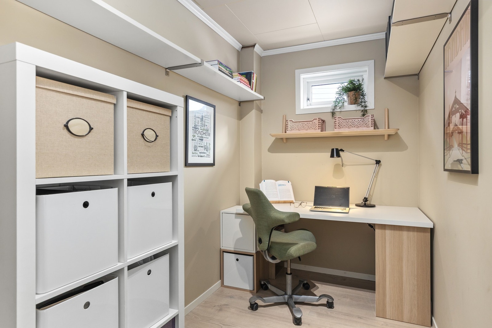 Bod i 2. etg er i dag innredet som kontor, men passer ypperlig for lagring av kjøkkenutstyr, et ekstra kjøleskap/fryser og tørrvarer. Galleribilde