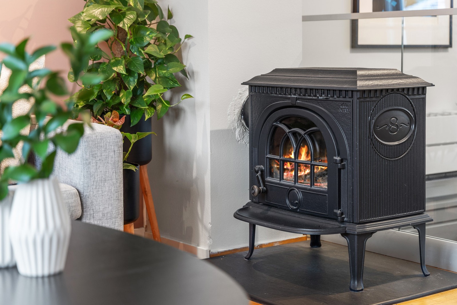 Lune og økonomiske oppvarmingsmuligheter med vedovn, luft-til-luft varmepumpe fra 2022 og ikke minst Norgespris på strøm (50 øre/kWh fastpris) ut 2026 - en svært gunstig ordning for ny eier. Galleribilde