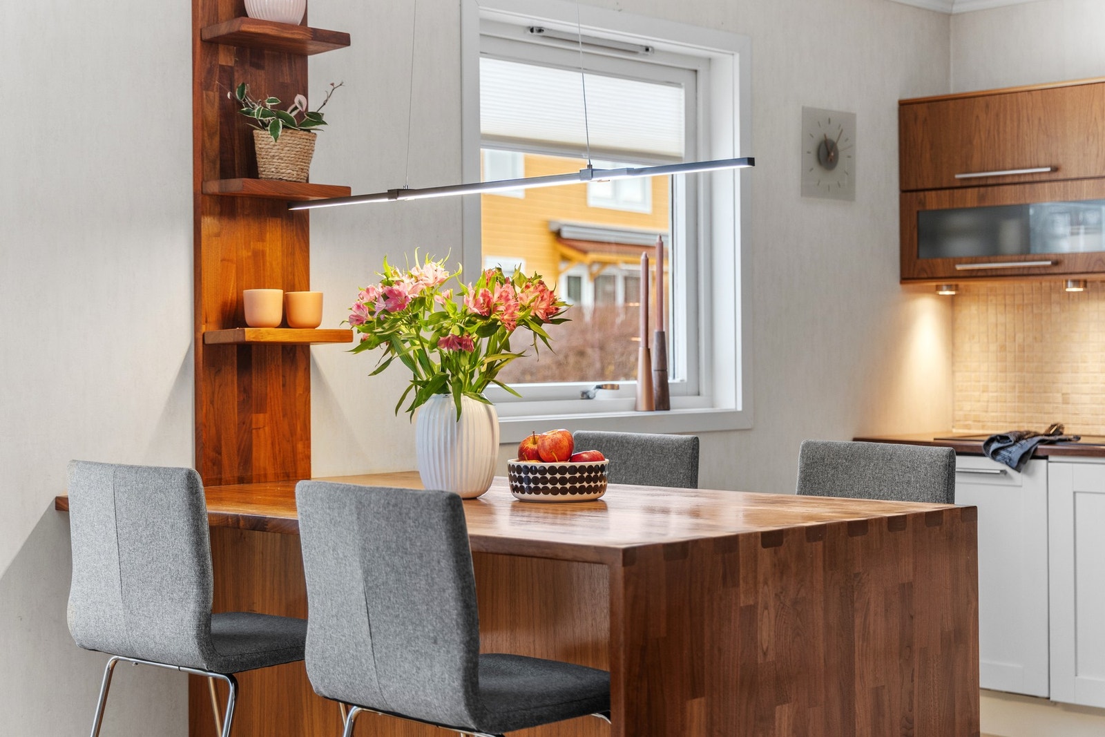 Det er også hyggelige sitteplasser på begge sider av kjøkkenøya. Galleribilde