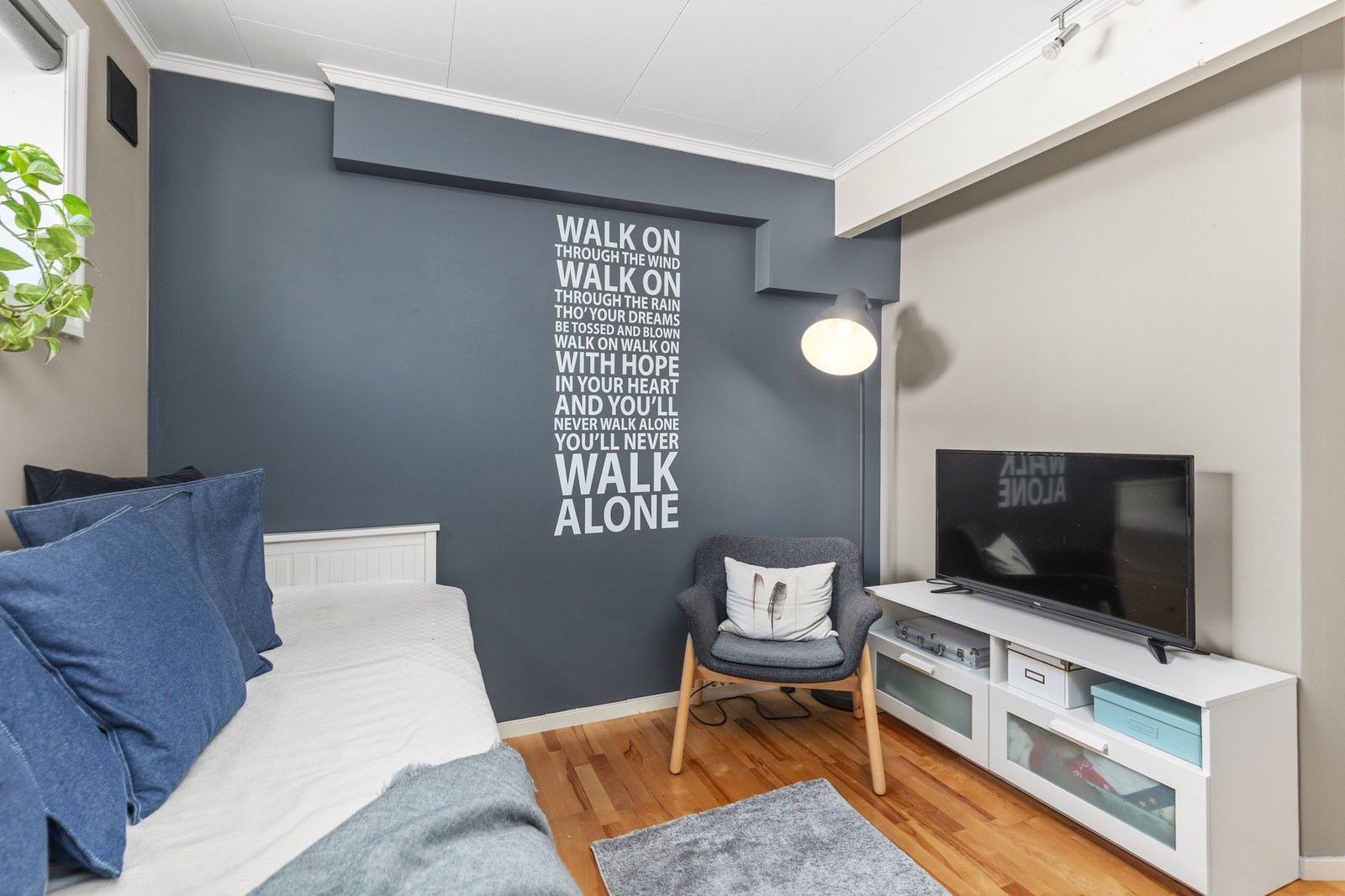 Boligen har lagring i en innvendig bod, og på loftet er det lagt gulv som gir ekstra lagringsplass. Galleribilde