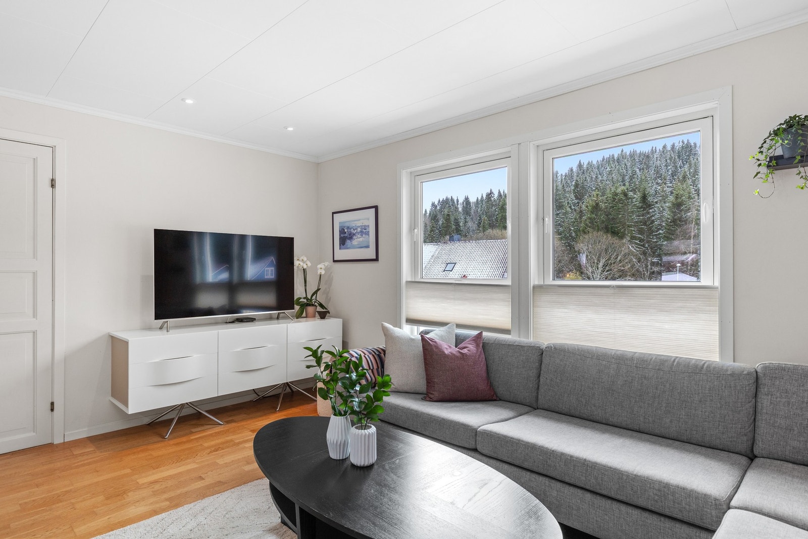 Stue og alle soverom fikk nye gipsvegger og malte overflater i 2015. Galleribilde