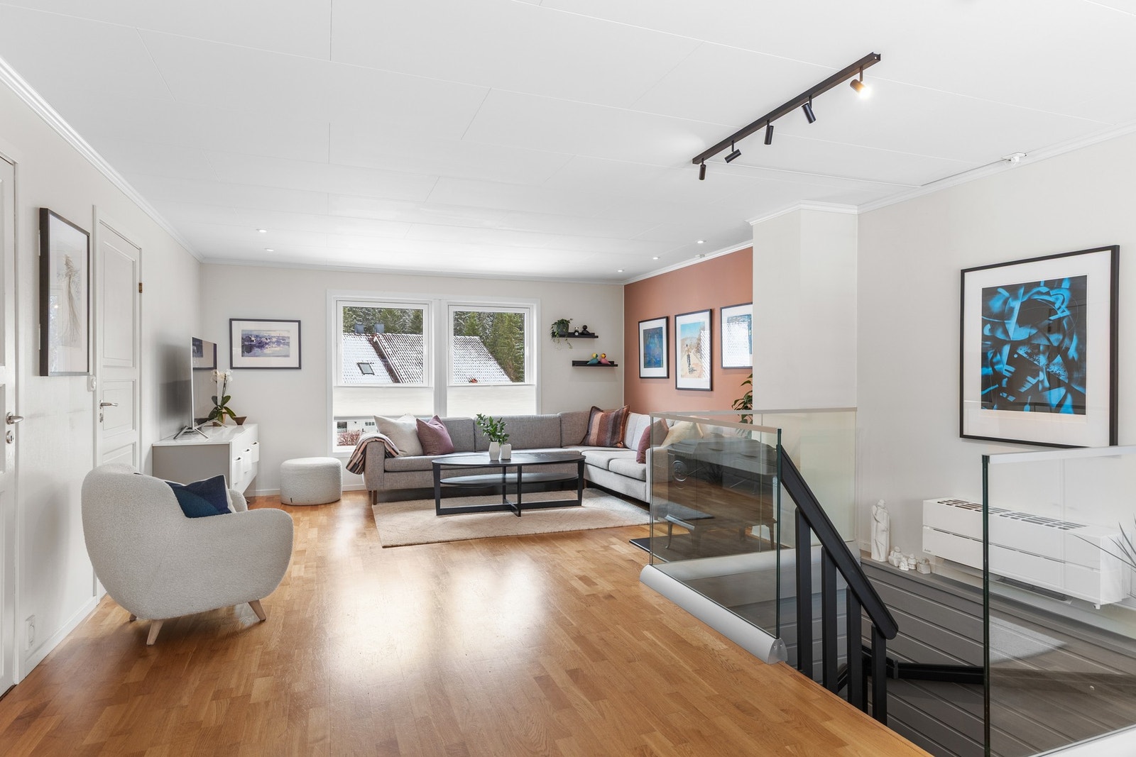 I tillegg til tre godkjente soverom har boligen et kontor og en kjellerstue som kan benyttes som fleksible tilleggsrom. Galleribilde