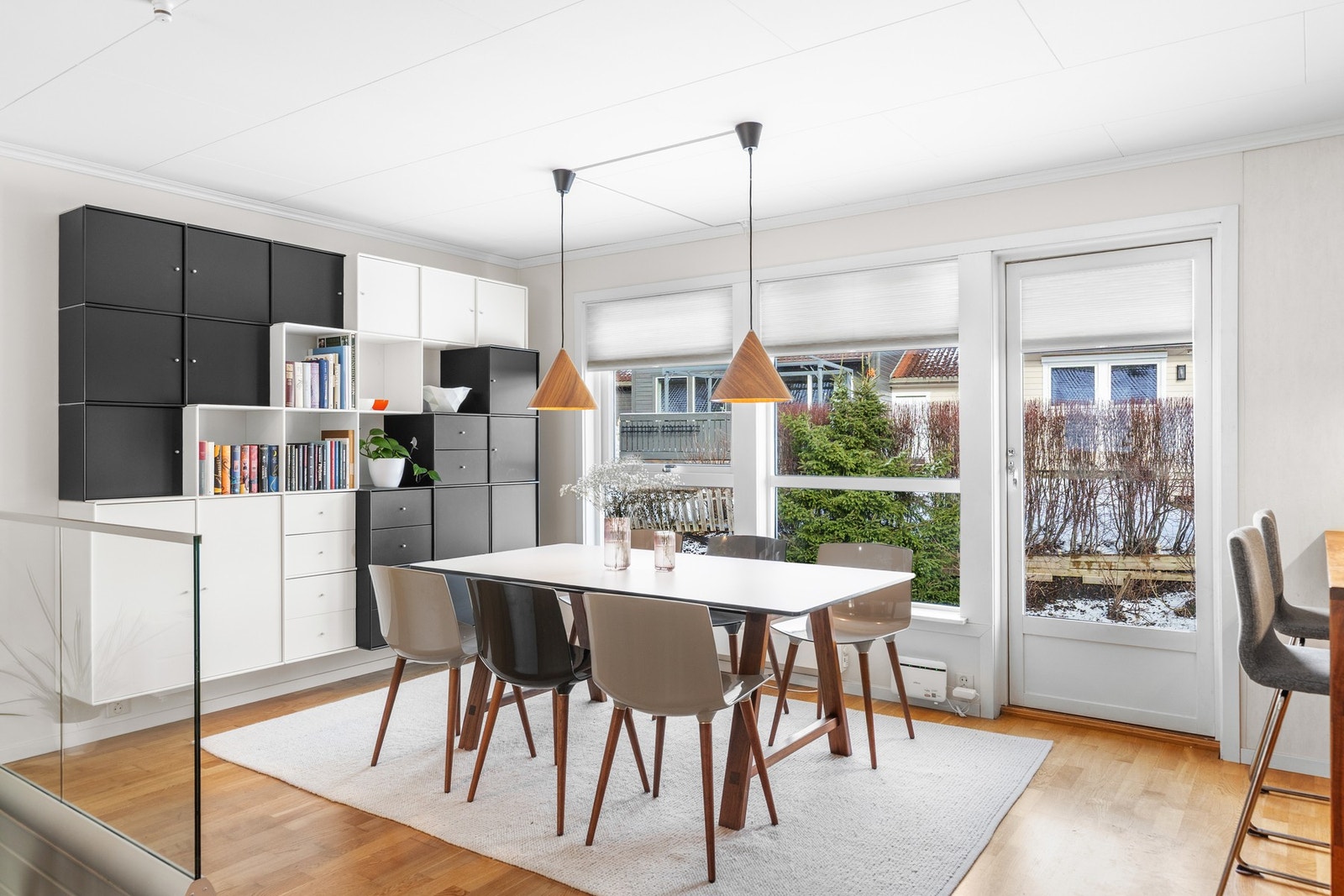 Lys og innbydende spisestue med utgang til hagen. Galleribilde