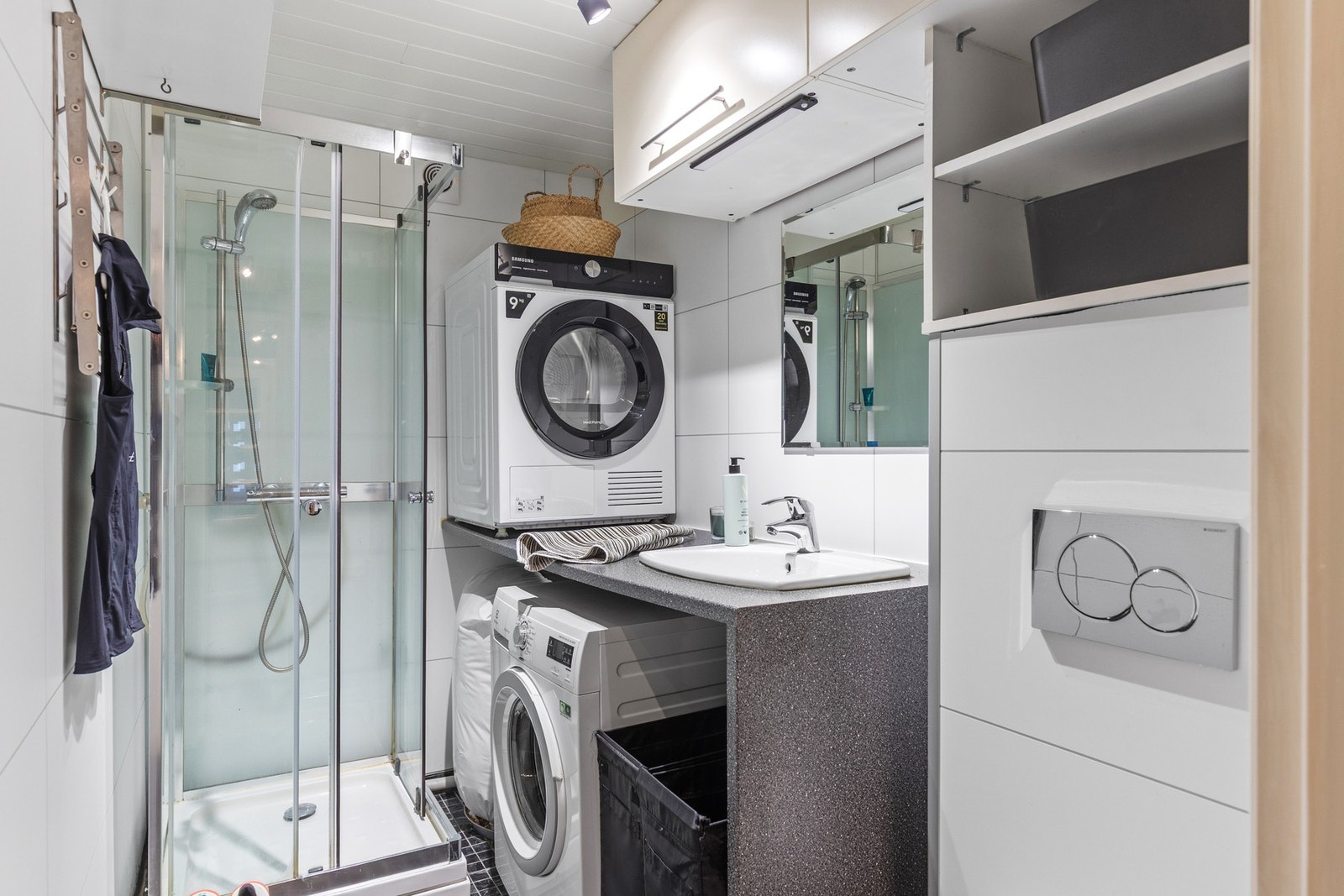 Like ved badet ligger et praktisk vaskerom med toalett, dusjkabinett og opplegg for både vaskemaskin og tørketrommel. Galleribilde