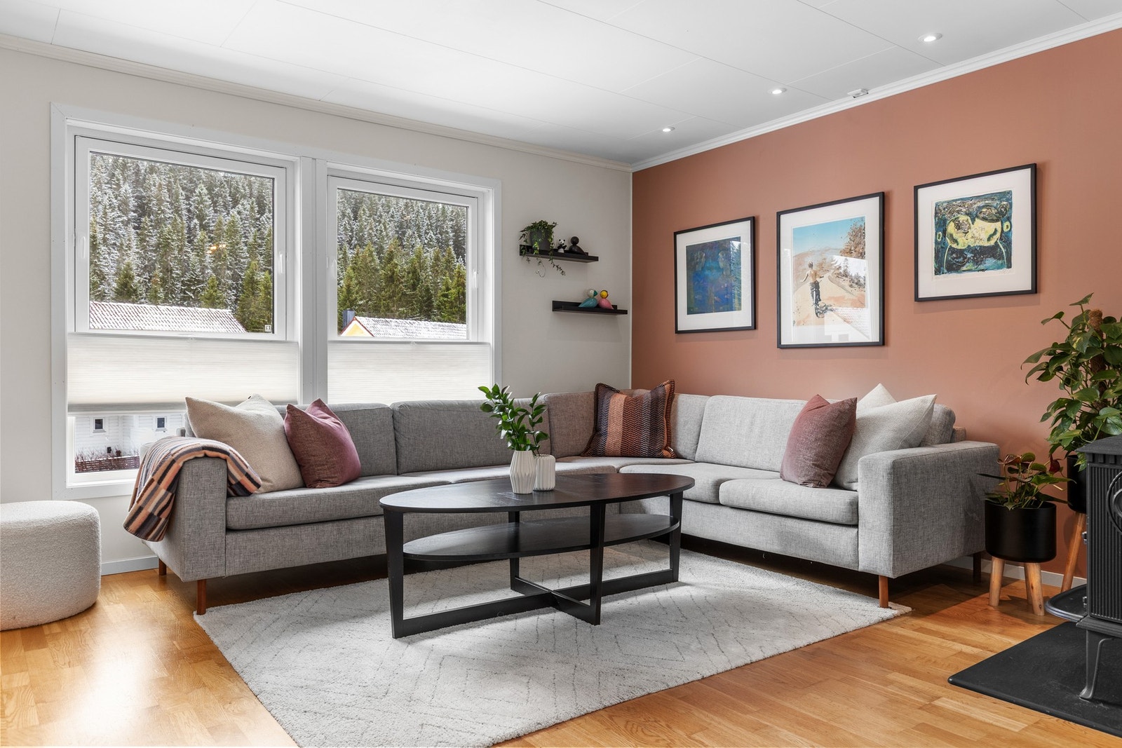 Det er god plass til en stor og god hjørnesofa. Galleribilde