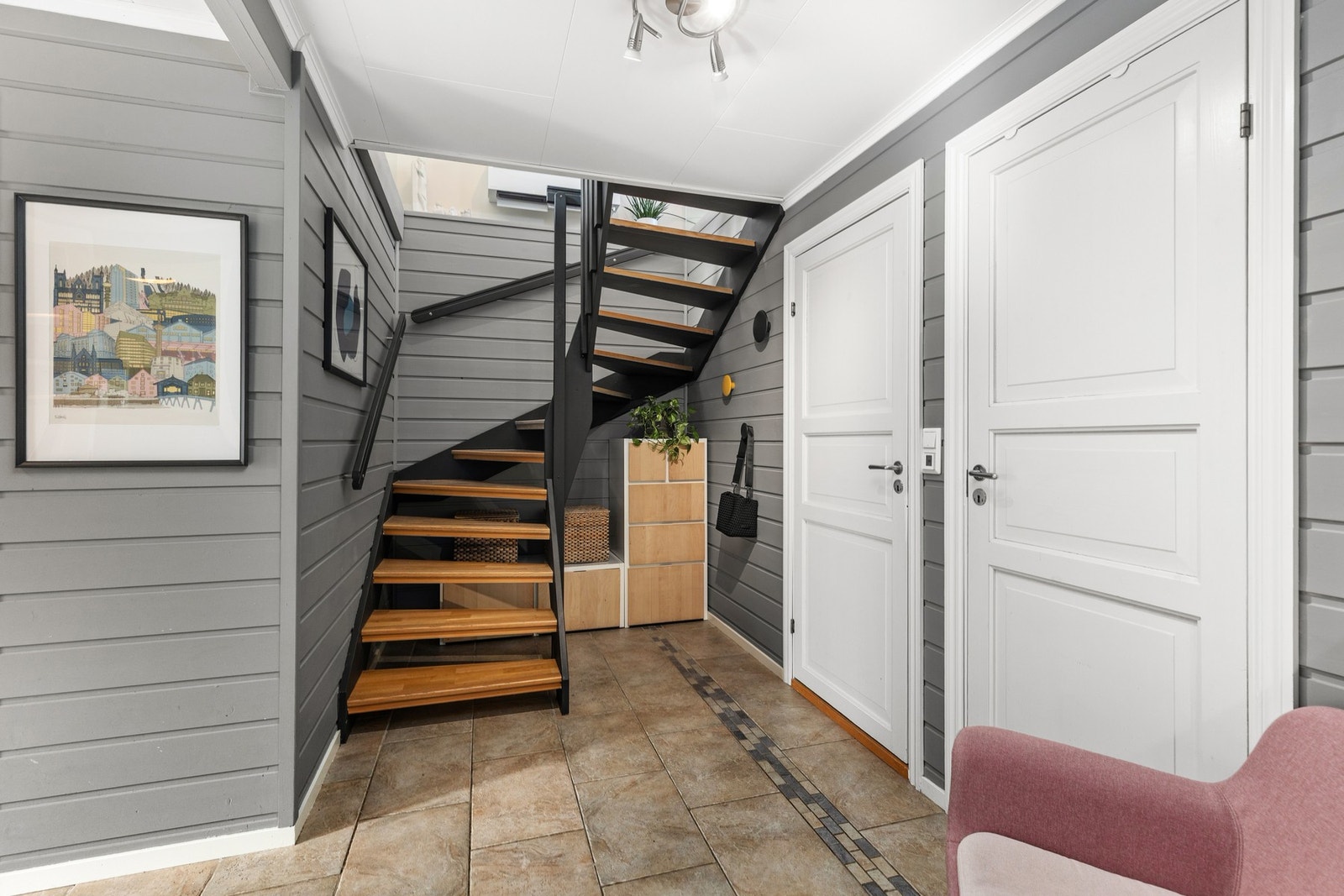 I sokkeletasjen finner du flislagt gulv med behagelige varmekabler, to praktiske våtrom (bad og vaskerom med toalett) samt soverom samlet på samme nivå - en svært familievennlig planløsning. Galleribilde