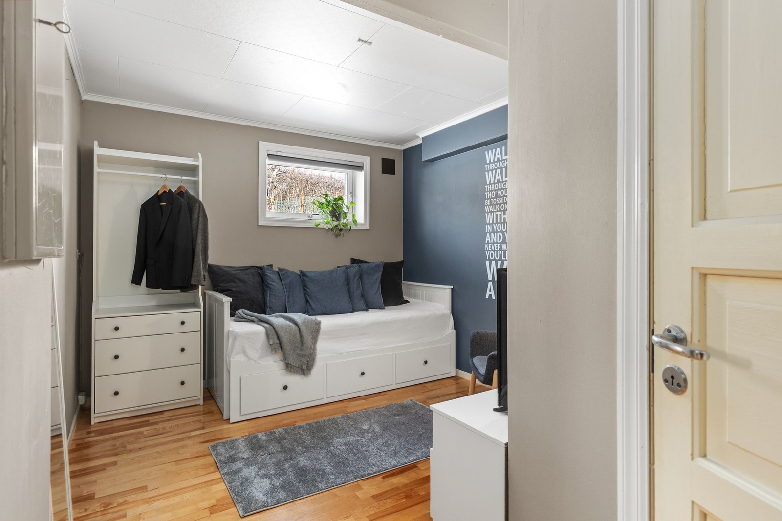 Rom på 10,6 kvm er i dag innredet som soverom. Rommet er ikke byggemeldt og godkjent som oppholdsrom. Galleribilde