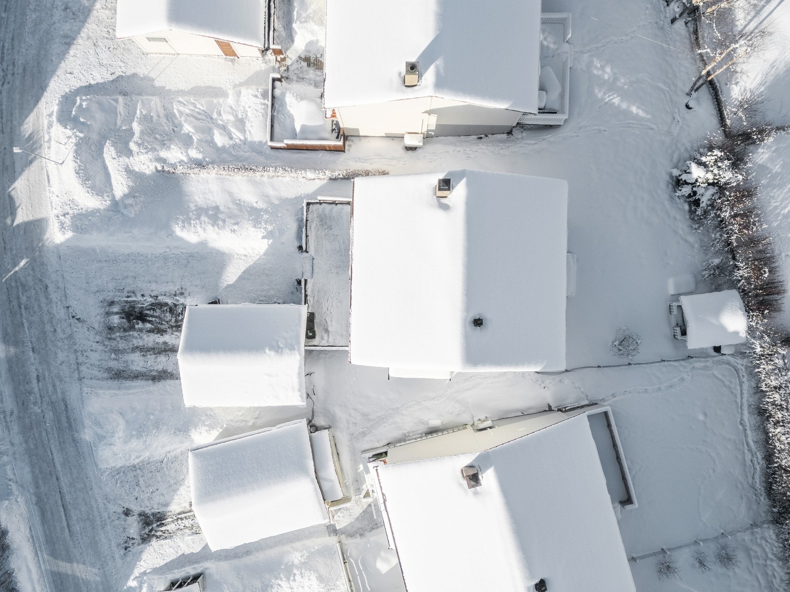 Eiendommen byr også på en stor garasje med elektrisk portåpner og elbillader, dukkestue og utebod med god lagringsplass. Galleribilde