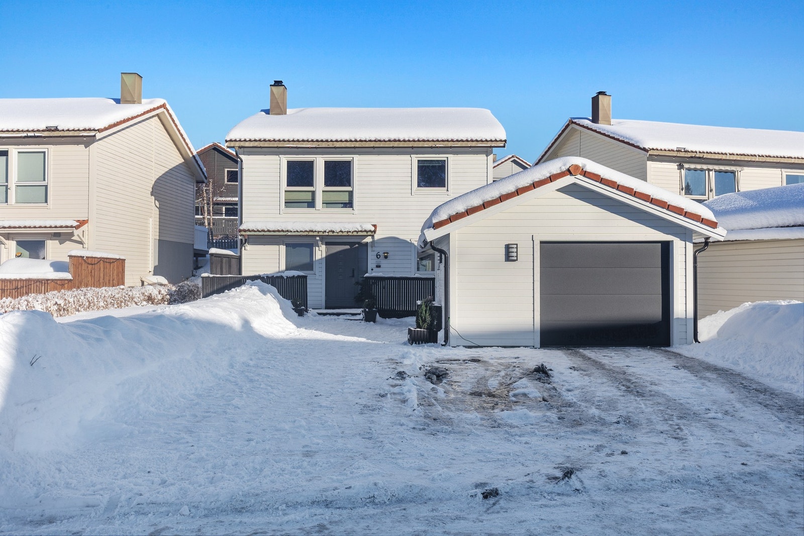 En meget innholdsrik enebolig med familievennlig og markanær beliggenhet på Stavset. Galleribilde