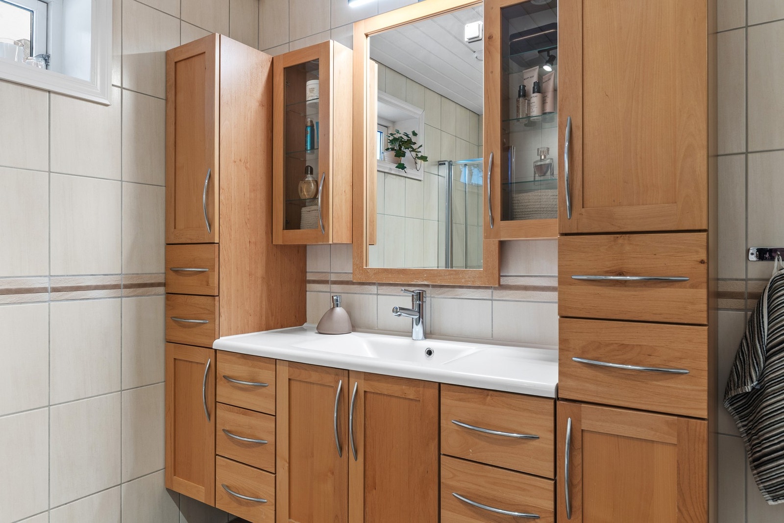 Baderomsinnredning med god oppbevaringsplass. Galleribilde