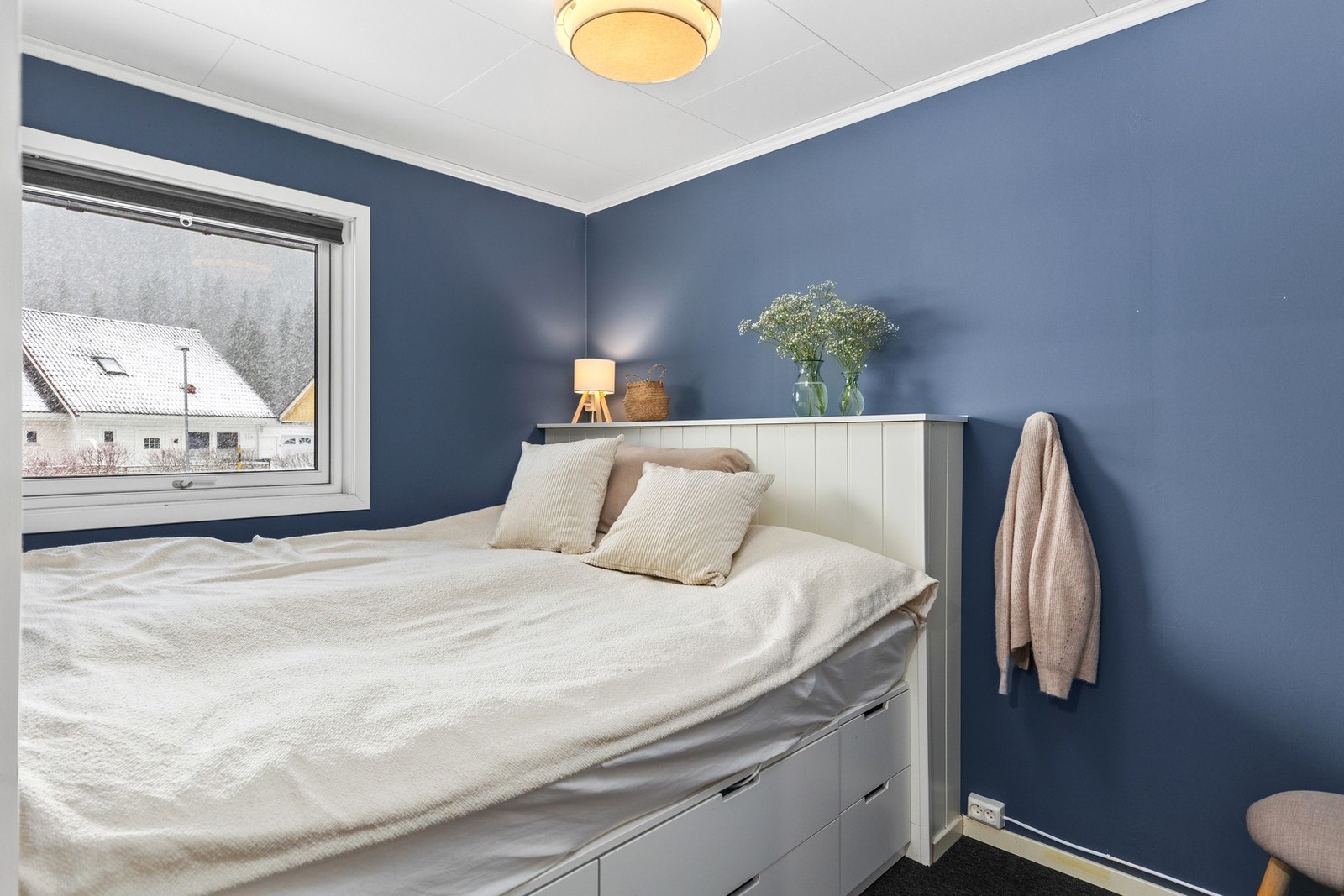 Hovedsoverommet ligger innenfor stuen og er 10,6 kvm. Galleribilde