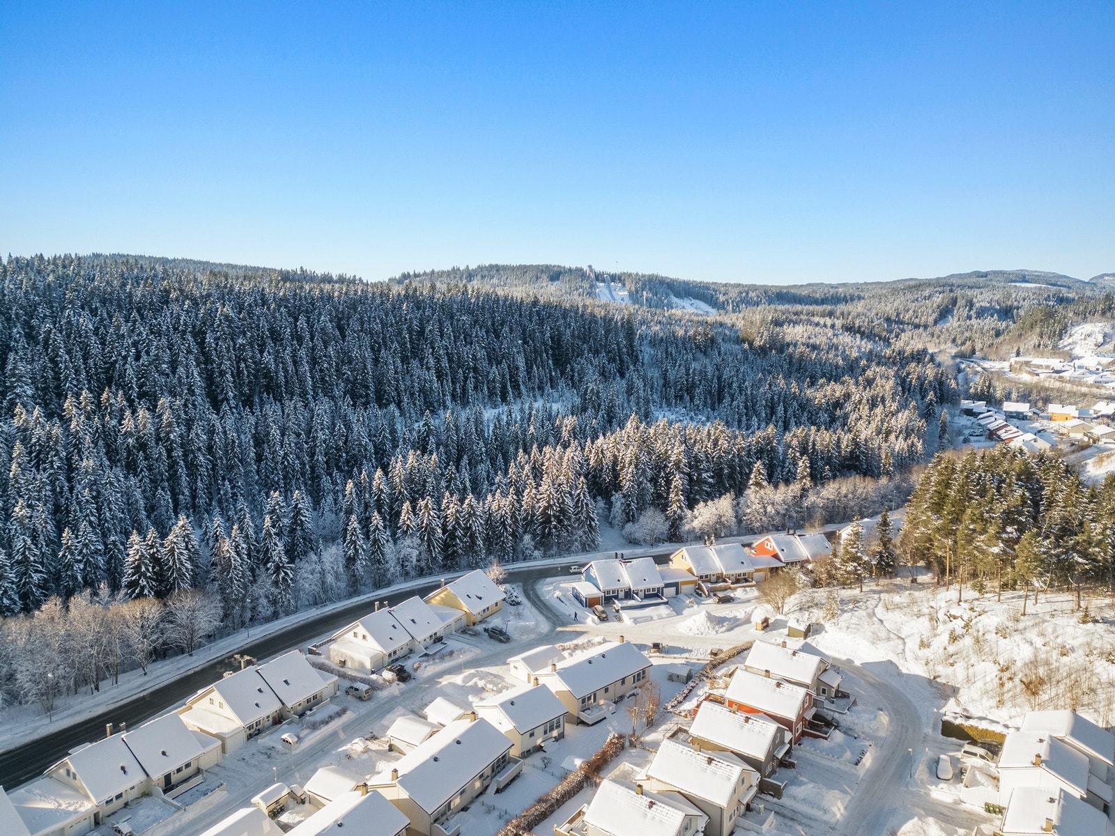 Fra boligen er det også nærhet til Granåsen med flere ski- og trenigsmuligheter, fantastiske turstier og badevann i Bymarka. Galleribilde