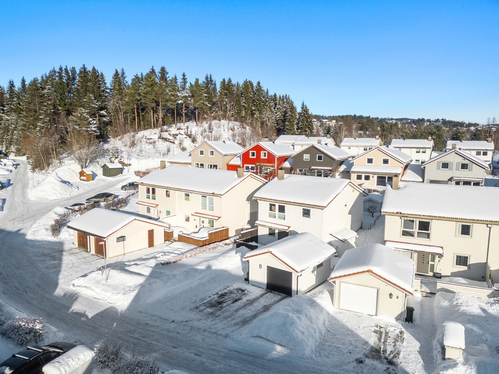 Boligen har nærhet til Stavset barneskole, flere barnehager og Stavset senter med bla. Rema 1000. Det er også kort vei til shopping på Tiller. Galleribilde