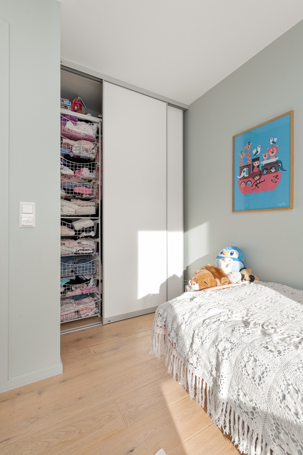 Soverom 4 med plassbygd skyvedørsgarderobe Galleribilde