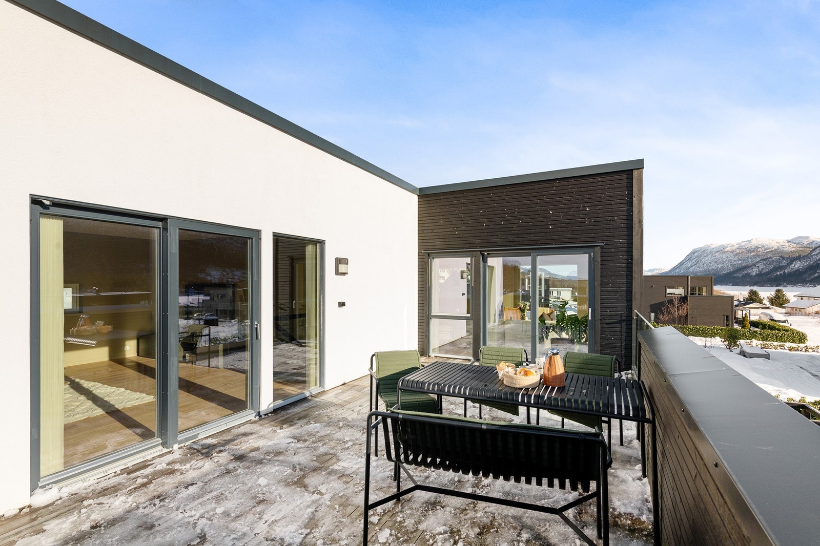 Lun terrasse med gode solforhold Galleribilde
