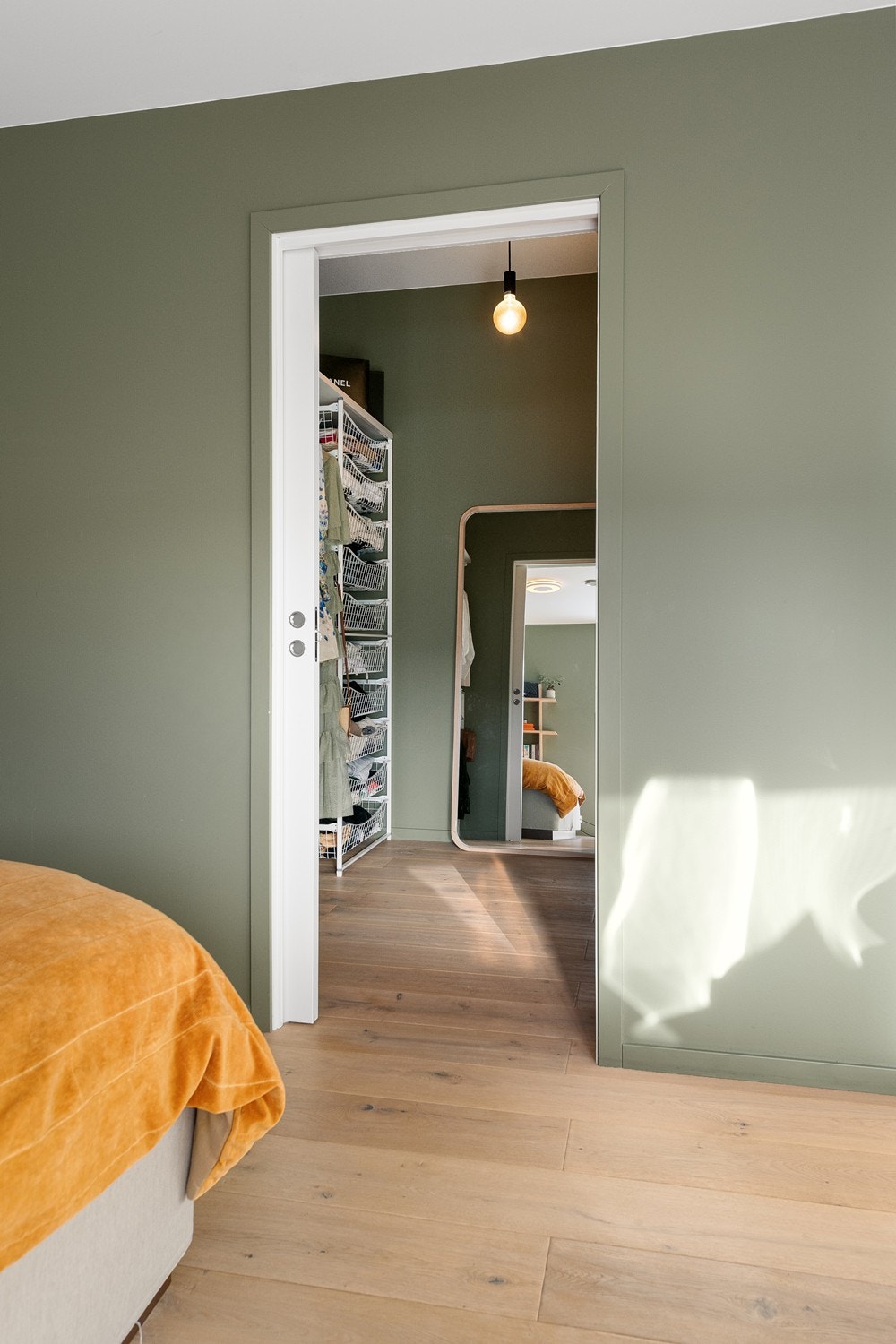 Walk-in garderobe med skyvedør Galleribilde