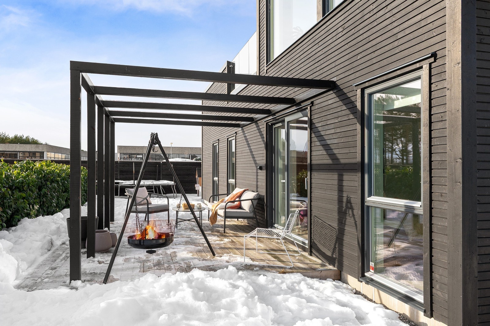 Fine uteområder med pergola og terrassedekke, samt plass til trampoline til glede for de små Galleribilde