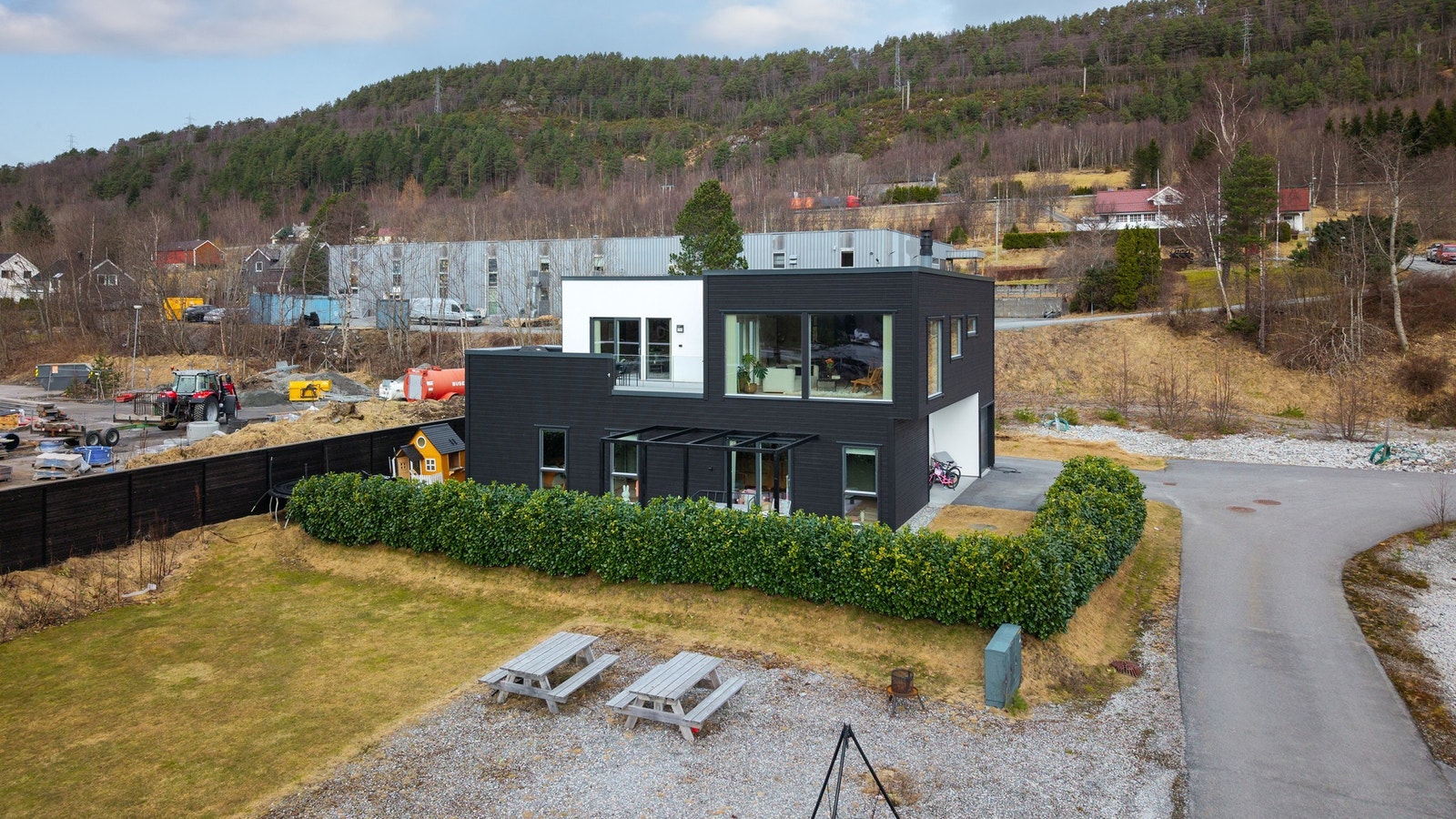Like ved boligen er det et fint fellesareal for både små og store Galleribilde