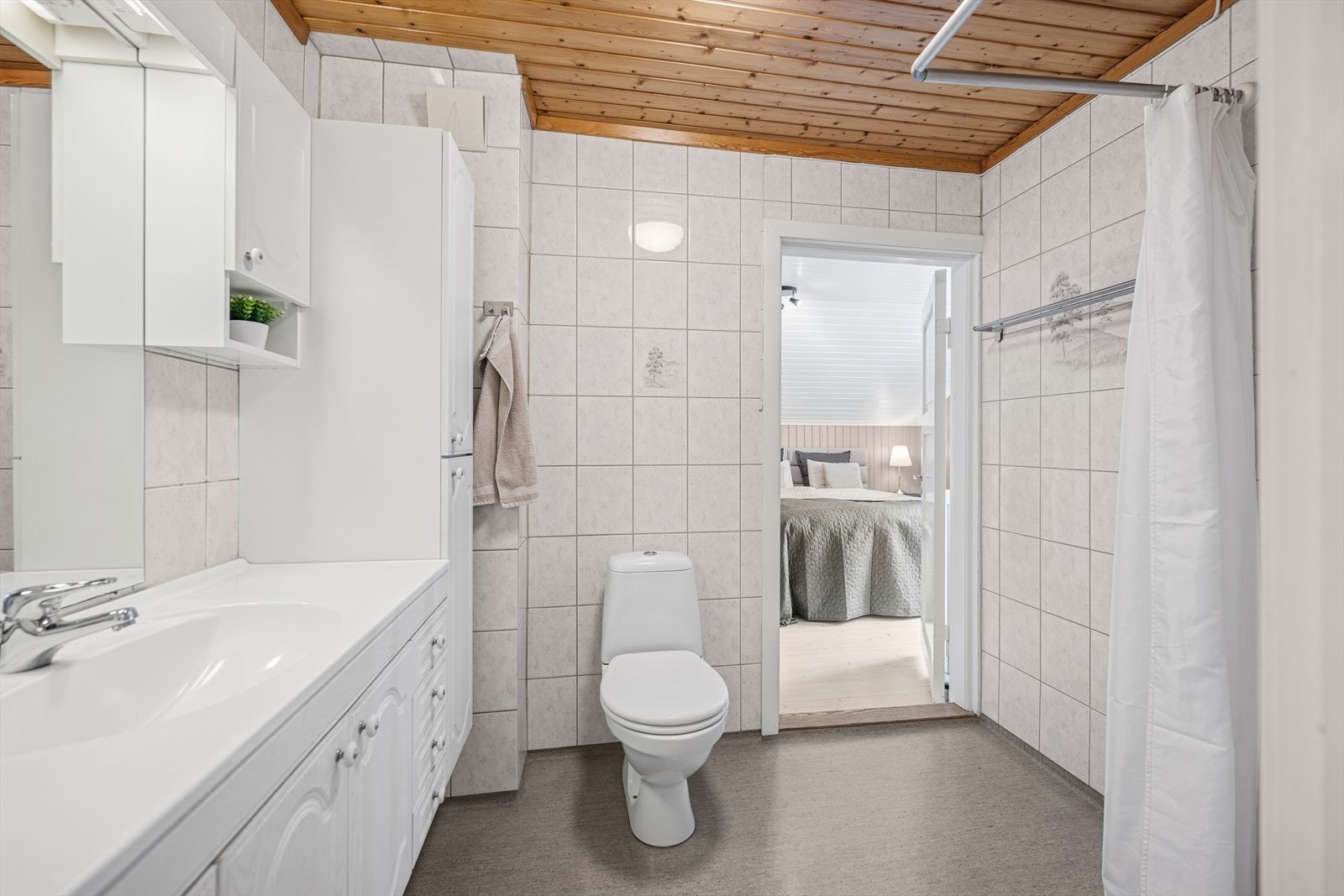 Baderom 2. etg. Baderomsinnredning med servant og ett- greps blandebatteri. Wc. Veggmontert dusj. Galleribilde