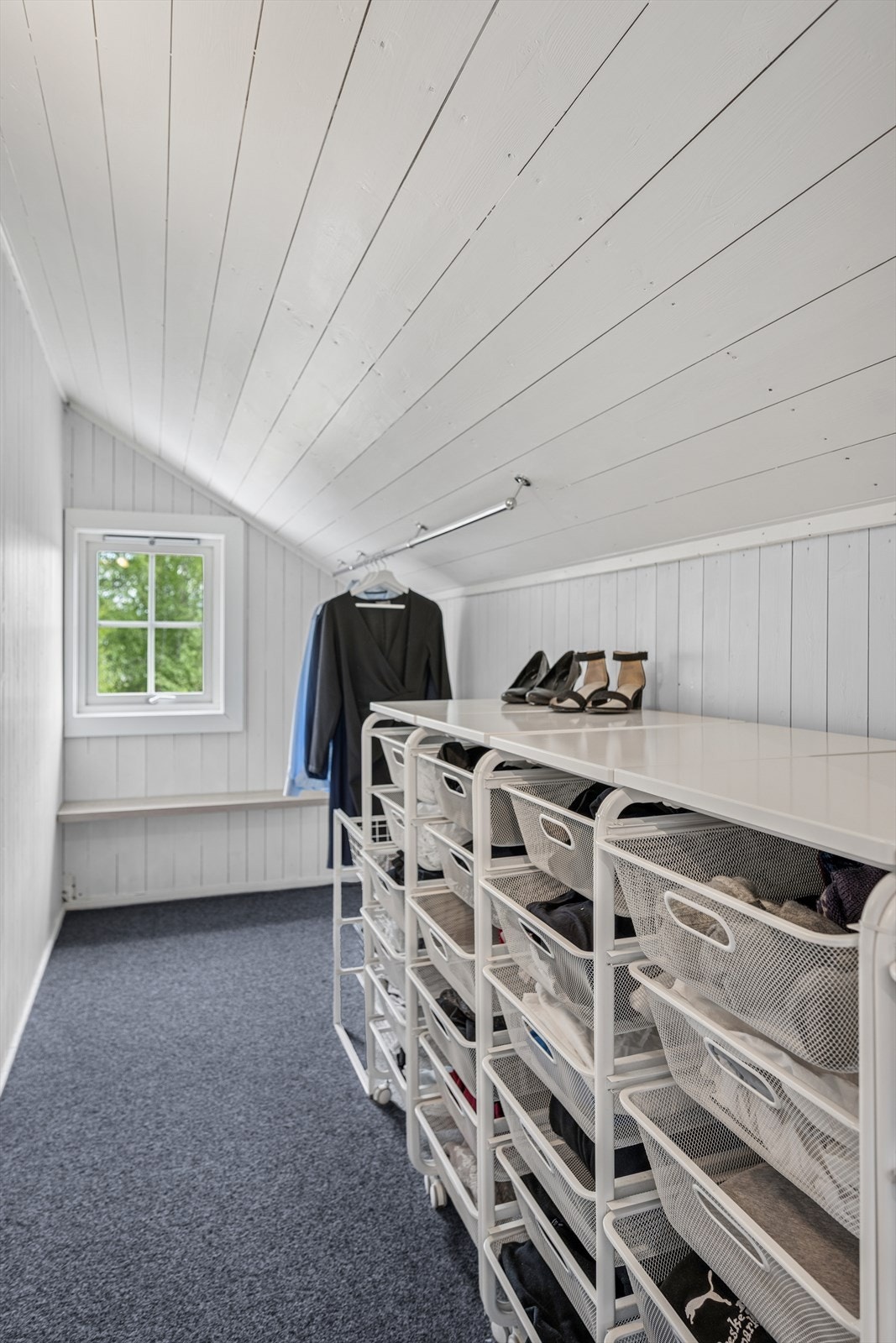 Organisert walk-in closet. Nyt følelsen av orden og eleganse i dette rommet. Galleribilde