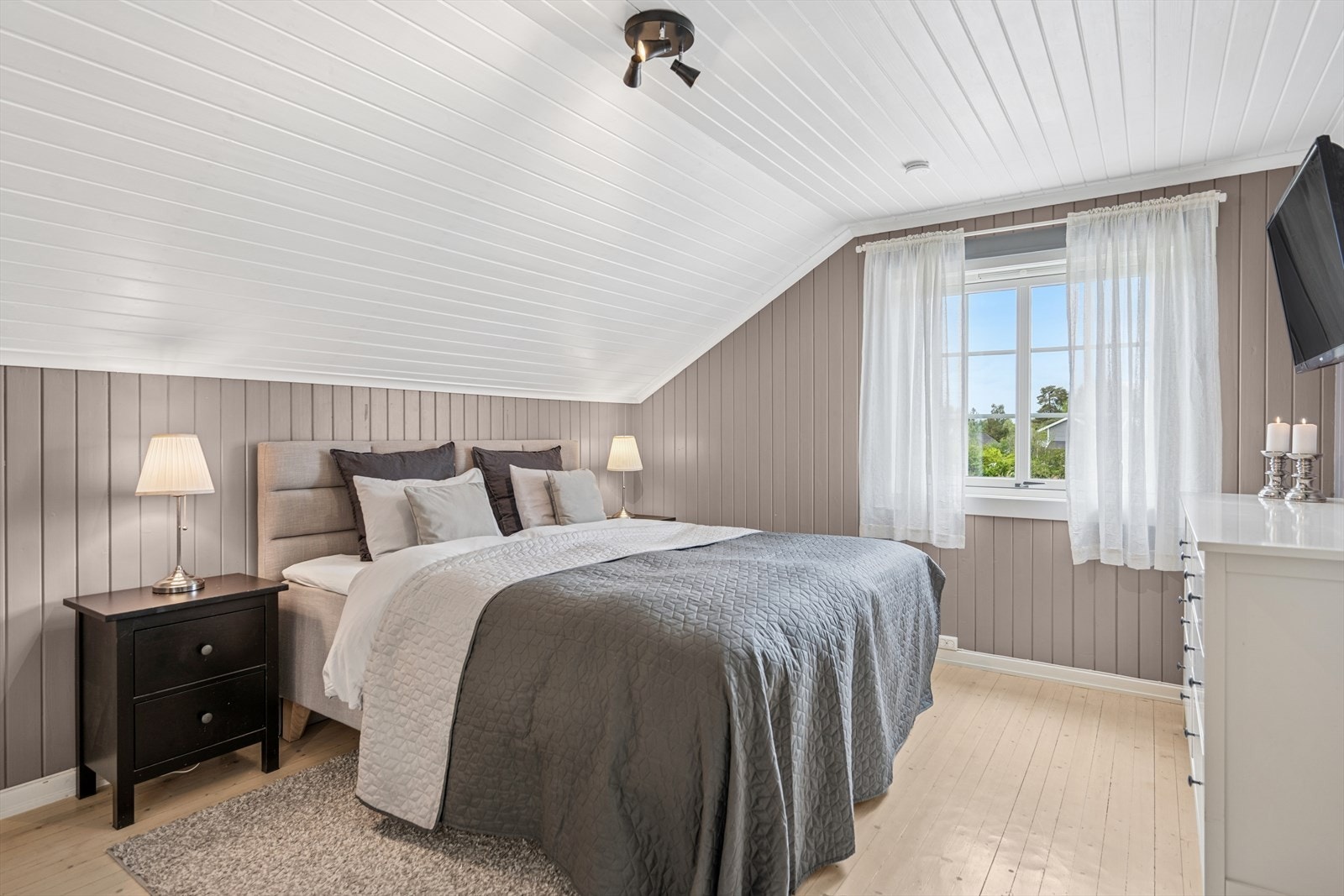 Flott hovedsoverom med god plass til ønsket møblement. Malt i en dus og tidsriktig farge. Galleribilde