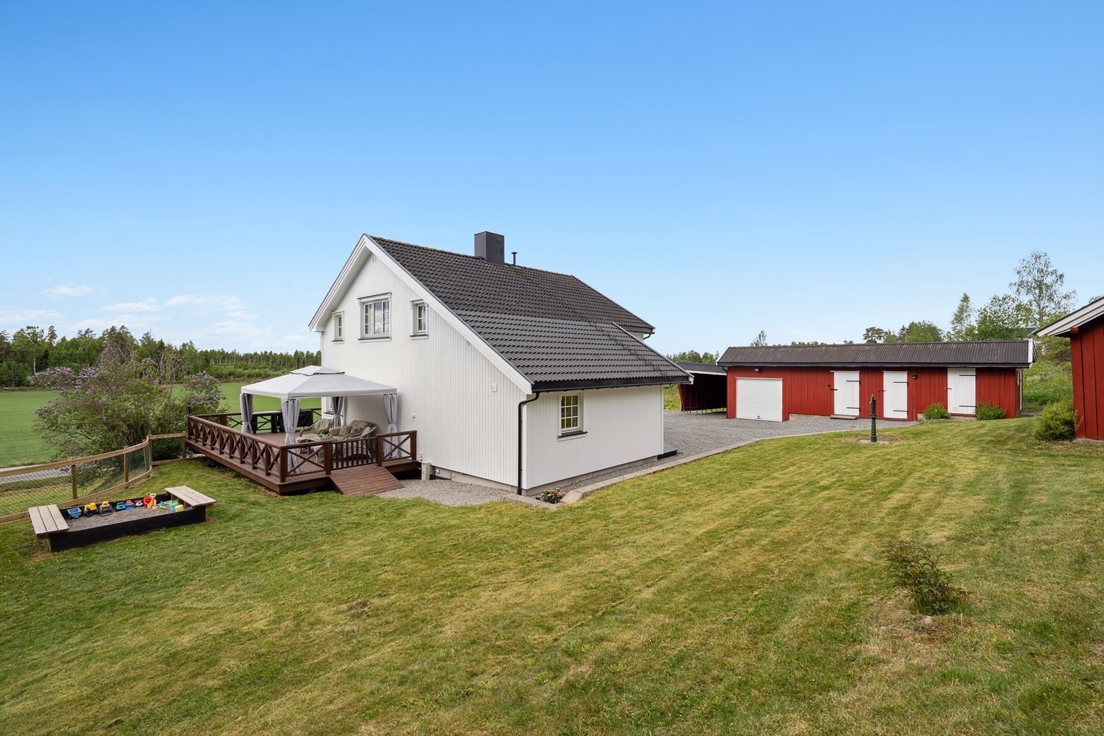 Meget pen opparbeidet eiendomstomt på 1 918 m². Galleribilde