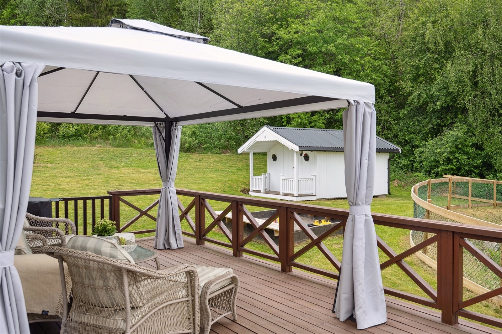 Nyt rolige stunder på terrassen med skjermet beliggenhet og fin utsikt over tomten. Galleribilde