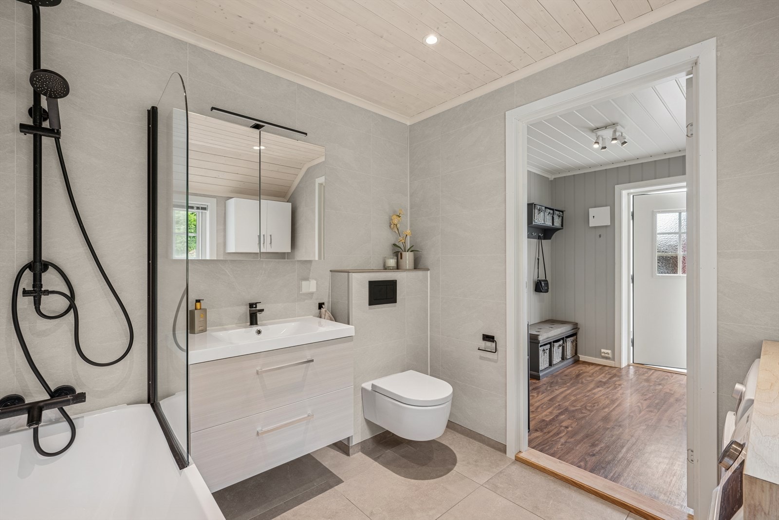 Lyst og stilfullt baderom 1. etg. Baderomsinnredning med servant og ett- greps blandebatteri. Veggmontert wc. Galleribilde